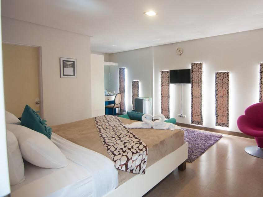 Avenue One Hotel Upper Digos Bagian luar foto
