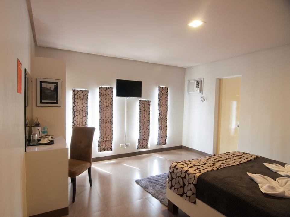 Avenue One Hotel Upper Digos Bagian luar foto